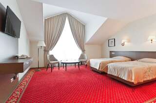Отель Дрозды Клуб Ждановичи Улучшенный двухместный номер с 1 кроватью или 2 отдельными кроватями-1